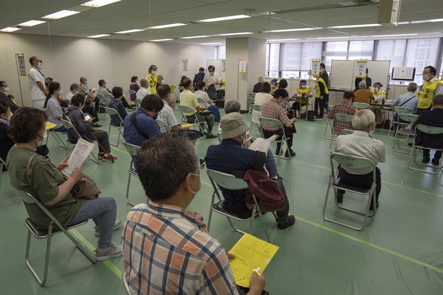 Två massvaccineringscenter har öppnat i Japan.