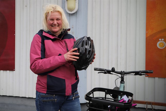 Anette Hattula-Risberg väljer cykeln för att få motion och uppleva omgivningarna. Hon ser gärna att det satsas på cykelvägar, men vem som ska betala är svårt att säga.