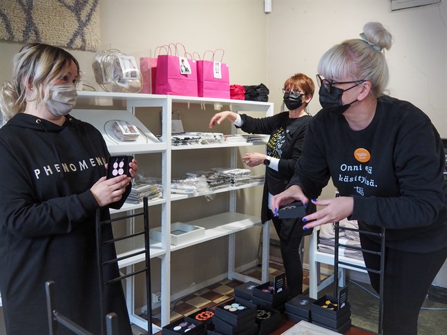 Leena Kero, kaféföretagare för Våffelkaféet, och Taito Shop Kankuris personal Jaana Päivärinta och Marika Saarela ställer i ordning butiken inför säsongsöppningen.