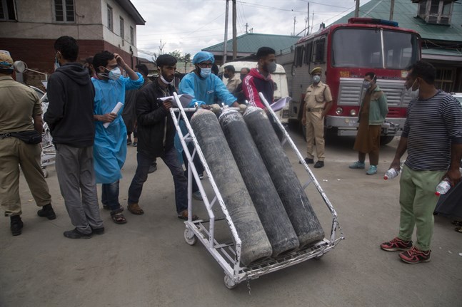 Syrgasbehållare anländer till sjukhuset i Srinagar i den indiska delstaten Jammu och Kashmir. Bilden är från i söndags.