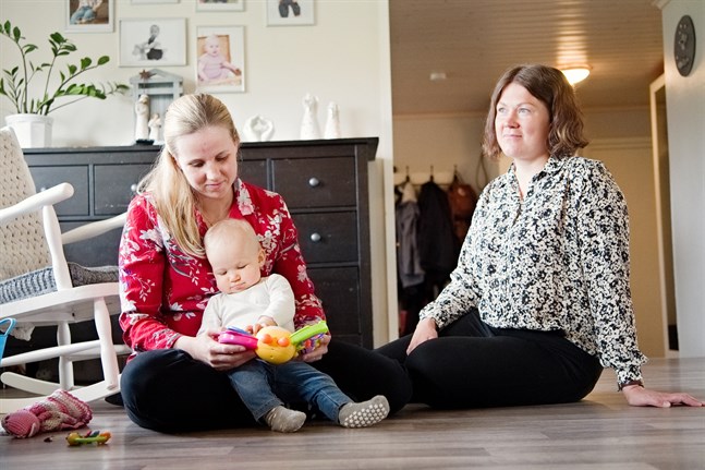 Emmy Hagnäs, med Lisa i famnen, och Samantha Holmberg har både barn i skol- och dagisåldern. De tycker att Larsmo är en bra kommun att ha familj i.