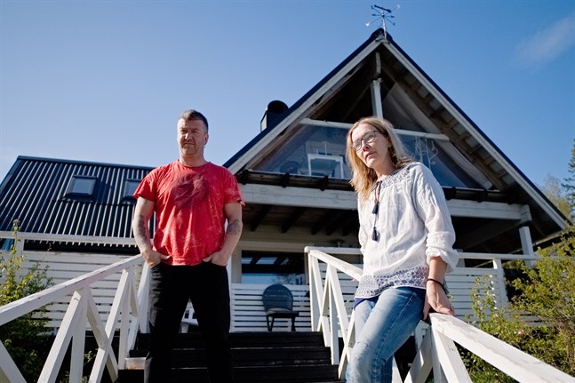 Tom Haavisto och Anne Holm-Haavisto är övertygade om att fler barnfamiljer skulle ta steget ut och flytta permanent till sina sommarstugor om de kunde få göra om dem till fasta bostäder och därmed få tillgång till skolskjutsar.