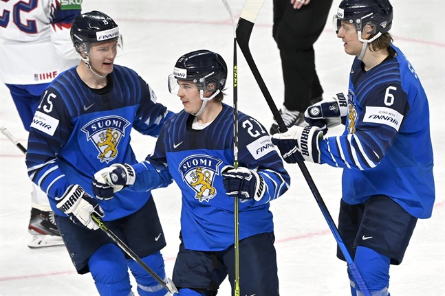 Får Anton Lundell (nummer 15) och de övriga blåvita lirarna fira en seger mot Tjeckien i kväll?