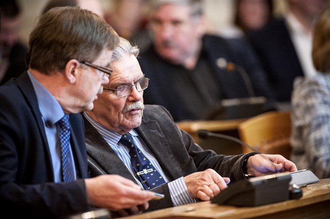 Kristdemokraterna Kurt Hellstrand och Markus Karlsson i fullmäktigesalen år 2015, två år innan Karlsson tackade för sig inom kommunpolitiken efter 48 år.