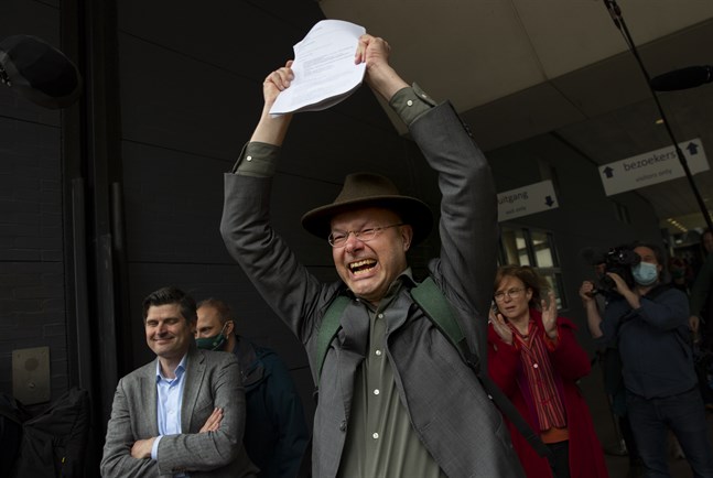 Donald Pols, chef för Milieudefensie i Nederländerna, jublar över domen.