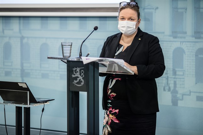 Familje- och omsorgsminister Krista Kiuru informerade om den uppdaterade handlingsplanen på onsdagskvällen. Arkivbild.