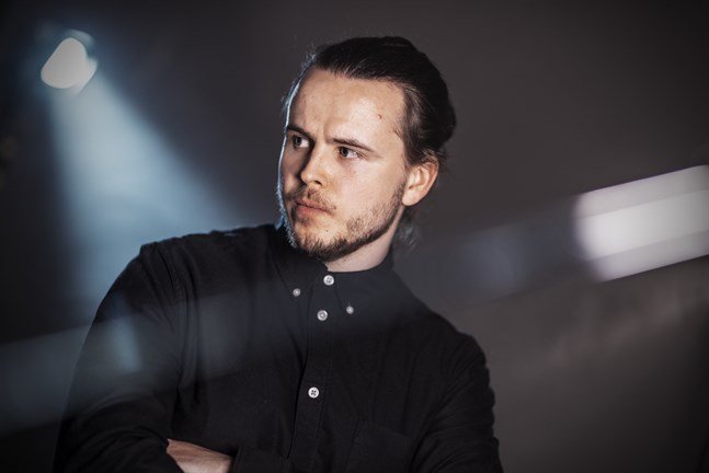 Trummisen Victor Nyblom släppte sin första ep med bandet New Bloom den 28.5.2021. Titeln är "Airwaves".
