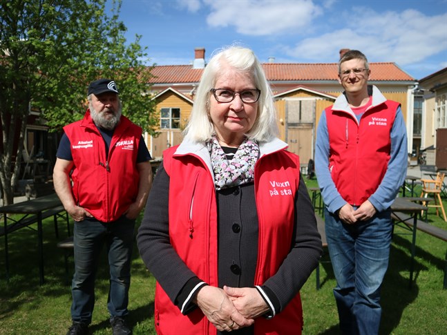 Harry Holm brukar var vuxen på stan tillsammans med sin fru, Marianne Hietala, som beskriver sig själv som en Muminmamma som vill finnas till för unga. David Sandström är koordinator för vuxna på stan.