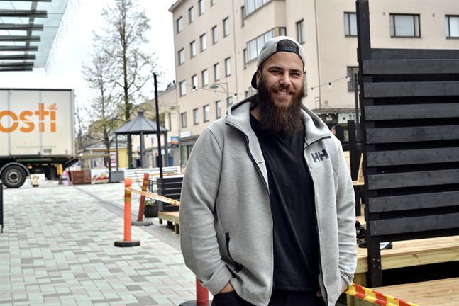 Kim Sundqvist, ägare till Mr Bank i Jakobstad, gläds över de lättade restriktionerna.