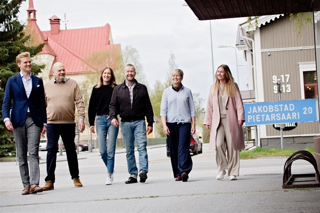 Joel Sjöblom, Sten och Catharina Bertula, Mats Karf, Tina Nylund och Caroline Bertula vill med det nystartade företaget Pple skapa ett hållbart arbetsliv som gagnar såväl arbetstagare som näringslivet i Österbotten.
