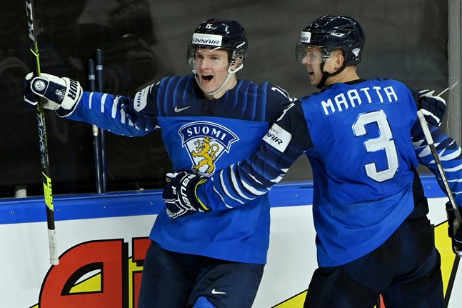 Anton Lundell (till vänster) fixade en 3–2-seger efter förlängning mot Lettland i söndags och NHL-backen Olli Määttä stod för passningen.