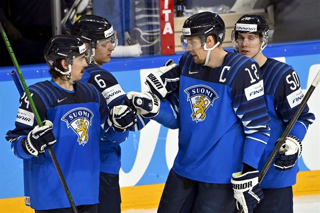 Lagkaptenen Marko "Mörkö" Anttila gratulerar Tony Sund (nummer 6) efter väl utfört arbete.