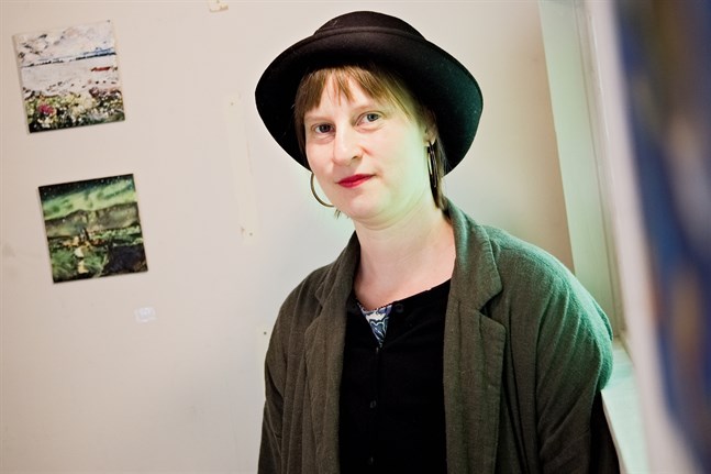 Bildkonstnären Nina Albrecht har studerat på SÖFF, Konstskolan i Nykarleby och SYH.
