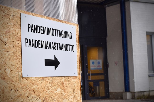 I Finland har 50,0 procent av befolkningen över 16 år fått minst en dos coronavaccin. 8,8 procent har fått två doser.