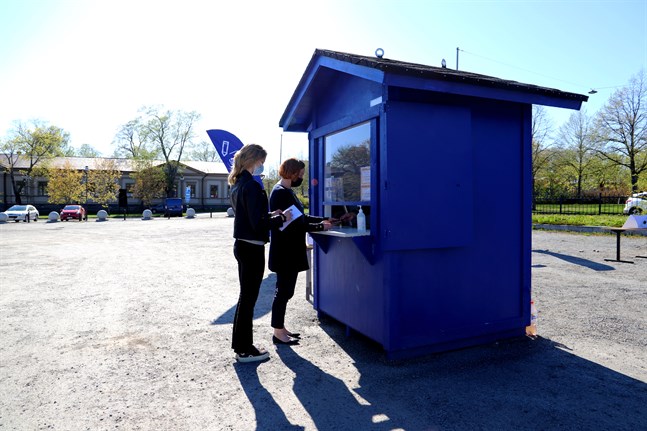 Det här valet var det möjligt att också drive in-rösta. Paula Kivi och Marika Kivi i Vasa valde ändå att gå fram till drive in-stället, där Anja Viiru satt.