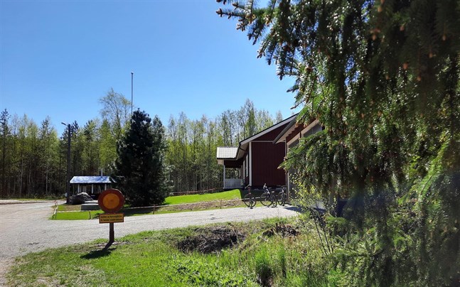 En fest i Piehis stuga på Valborgsmässoafton urartade då det kom objudna gäster. Festarrangören polisutreds.