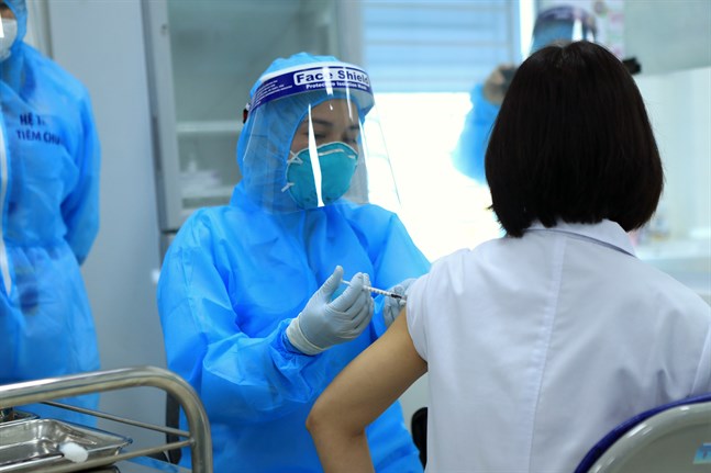 En läkare vaccineras mot covid-19 på ett sjukhus i Hanoi i Vietnam. Arkivbild.