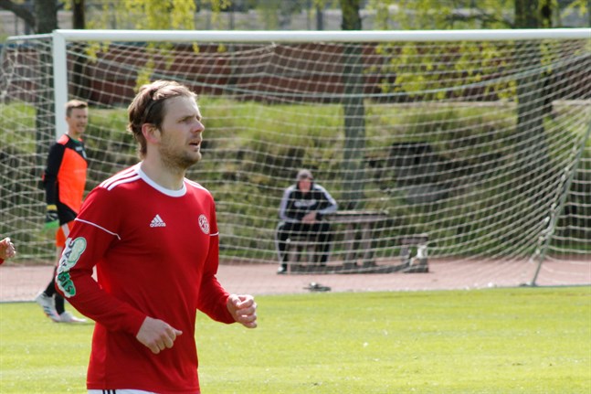 Semso Mujkic spelade en halvlek med Kaskö IK och hann ta två gula kort då laget åkte ut ur cupen.