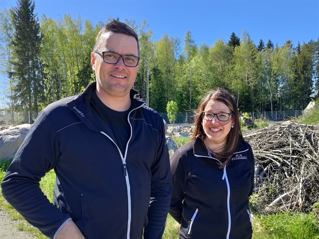 Till hösten kommer Frill-Invest med Robert och Malin Frostdahl i spetsen ha byggt upp en padelhall i Nykarleby.