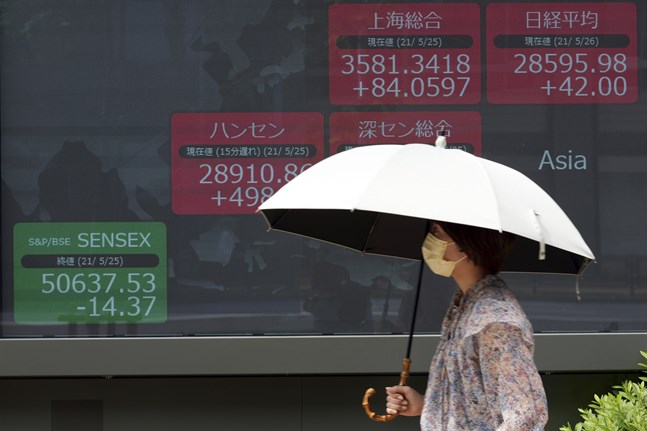 Efter en stark uppgång i fredags vänder Tokyobörsens Nikkei 225-index nedåt på måndagen. Arkivbild.