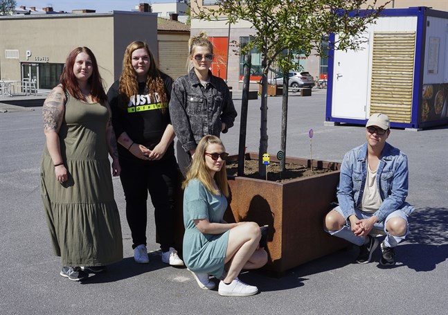 Jenny Sjöskog, Janina Stoor, Jessika Åkerlund, Ida Gädda och Johannes Fagerström har jobbat med gatukonst i två veckkor.
