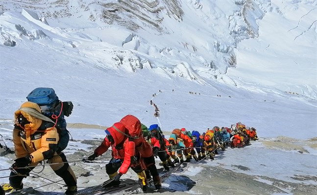 Bergsklättrare på väg uppför Mount Everest, i närheten av basläger fyra på den nepalesiska sidan av berget. Arkivbild.