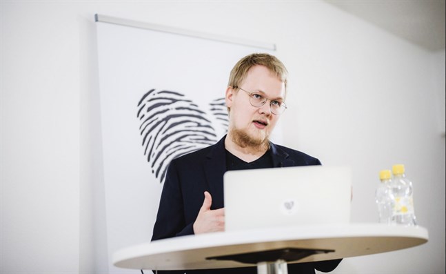 "Våra kalkyler visar att den finsk- och svenskspråkiga befolkningen kommer att öka i endast 21 kommuner i landet de följande 20 åren", säger Rasmus Aro, sakkunnig på konsultbolaget MDI.