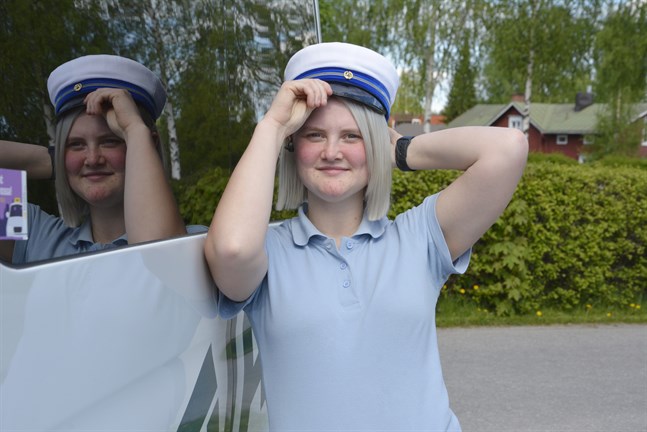 Med examensmössan på huvudet är Elin Eklund från Övermark redo för en sommar i arbetets tecken.