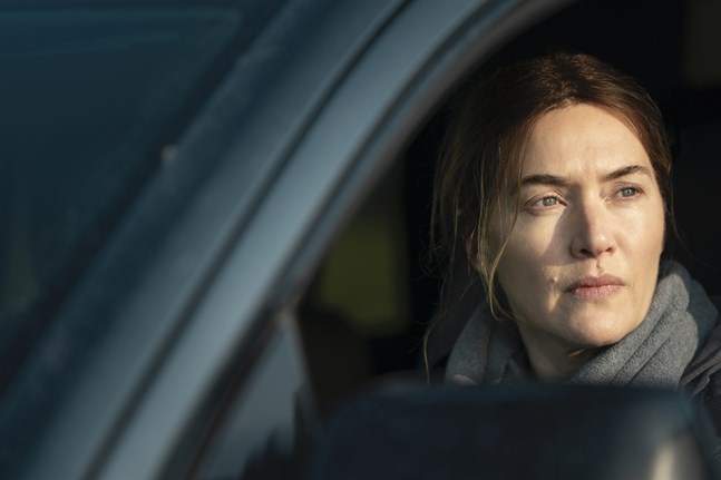 Kate Winslet hyllas för sin rolltolkning som den surmulna småstadspolisen Mare Sheehan i serien "Mare of Easttown".