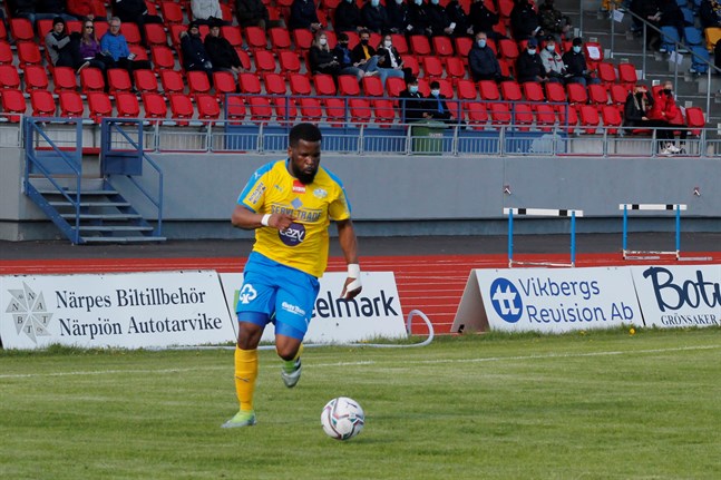 Fortuné Macomba har spelat bra som högerback i Kraft. På söndag blir det tufft motstånd för Närpeslaget då Hercules kommer till Mosedal.