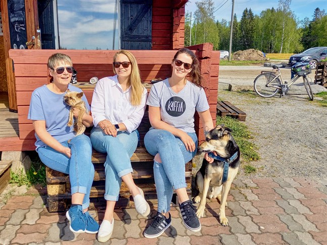 Milla Jungell, Ida-Marie Jungell och Kajsa Samanen är tre av parterna som ska driva Macken. Som synes är hundar välkomna dit i sommar.