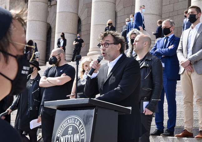 Erik Söderblom, teaterchef vid Esbo stadsteater, läste upp kulturbranschens krav på svenska.