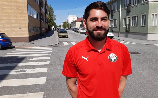 Jaros målvakt Thomas Olsen har bekantat sig med Jakobstads gator på Johan Hults cykel.
