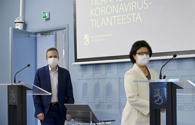 Direktör Pasi Pohjola och strategidirektör Liisa-Maria Voipio-Pulkki från Social- och hälsovårdsministeriet berättade om den aktuella coronasituationen.
