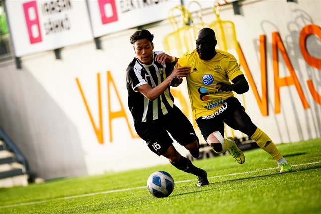 Mustafa Maki (t.h) gjorde ett mål för Kiisto som slog KPV-Akatemia. Bilden från match mot VPS Akatemia ifjol.