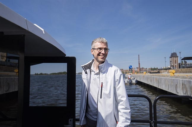 Efter många långa dagar är allt klart för de första turerna. Peter Ostberg skiner i kapp med solen.