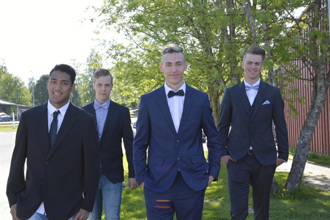 För de nybakta husbyggarna Philip Nordgren, Isac Groos, Nicolas Berg och Anton Bäckström väntar en sommar med jobb och militärtjänstgöring.