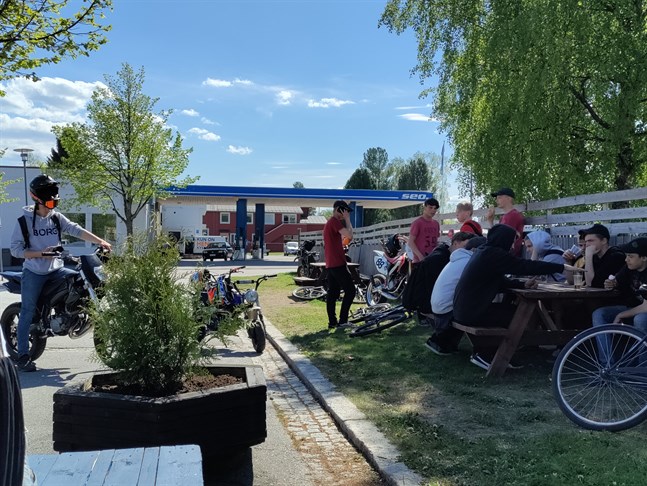 Ungdomar i alla åldrar och från flera olika städer och byar brukar samlas på torget i Nykarleby på helgerna. Ungdomar vid Pepparkakshuset har hjälpt till för att måla lastpallarna som pryder en del av hörnet.