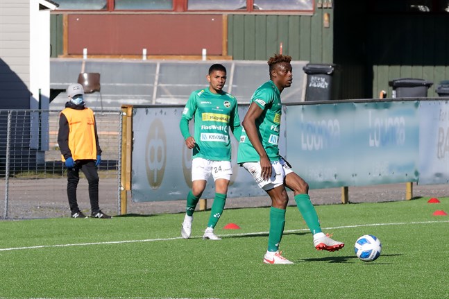 Arkivbild: Angel Zapata i KPV kollar in hur Stanley Amuzie har bollen under kontroll.
