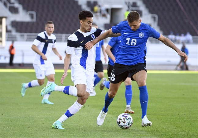 VPS-bekantingen Pyry Soiri, här i kamp med mittbacken Karol Mets, ser vass ut inför EM. Men i genrepet mot Estland blev det även en tabbe i eget straffområde.