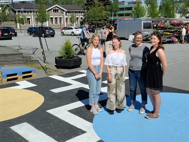 Ungdomsfullmäktigemedlemmarna Tindra Wingren, Amanda Harald, ungdomsledare Katarina Östman och undomsfullmäktiges ordförande Emilia Haverinen hoppas ungdomarna kommer kunna samlas och värna om Vardagsrummet tillsammans.