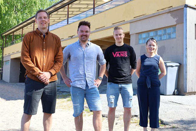 Jarkko Sjöblom (till vänster), Tommi Mäki, Mathias Niemi och Hanna Yli-Yrjänäinen är en del av teamet bakom Sandös nya vattenpark.