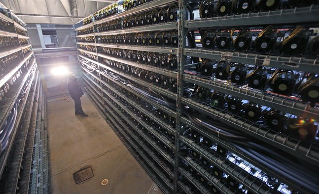 För att öka chansen att "träffa på guld" utvinns bitcoin i serverhallar av närmast industriell skala. För tio år sedan räckte det att använda sin hemma-dator. Arkivbild från en bitcoinutvinnande datorhall i Vancouver 2018.