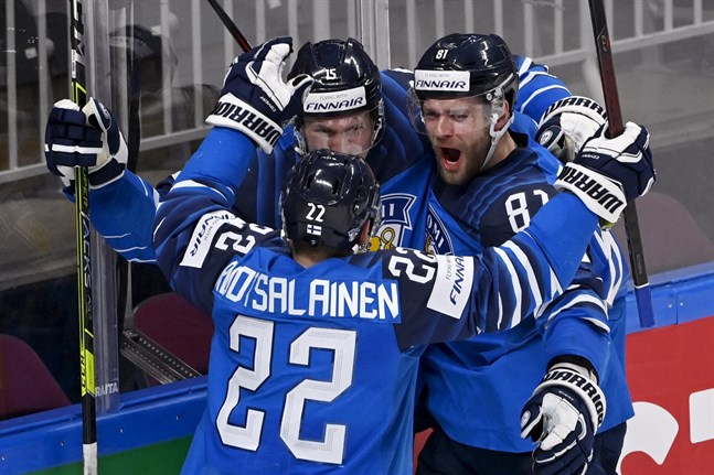 Finland firar Iiro Pakarinens 1–0-mål.