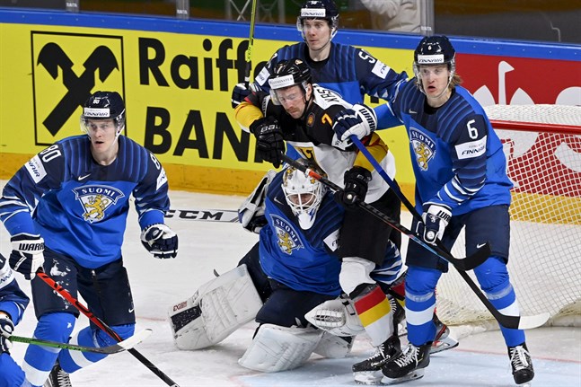 Tyskarna var framför, bakom och ovanpå Jussi Olkinuora i jakt på kvittering, men pucken ville inte in bakom den storspelande hjälten.