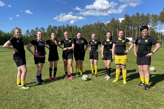 Redo för division 3. Här en del av Terjärvlaget inför fredagens träningspass på Forsbackaplan.
