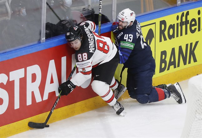 Kanadas tvåmålsskytt Andrew Mangiapane, till vänster, i kamp med USA:s Colin Blackwell.