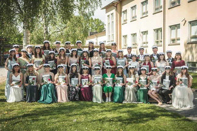 Topeliusgymnasiets studenter i Nykarleby den 5 juni 2021.
