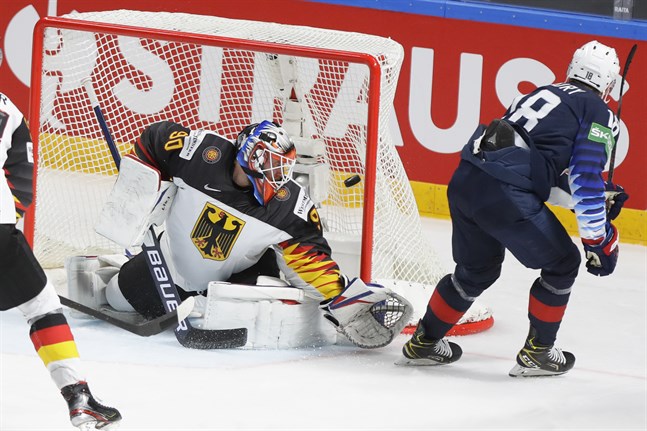 Jack Drury överlistar tyske målvakten Felix Brückmann och gör 3–0 för USA som vann stort och tog hem bronset i VM.