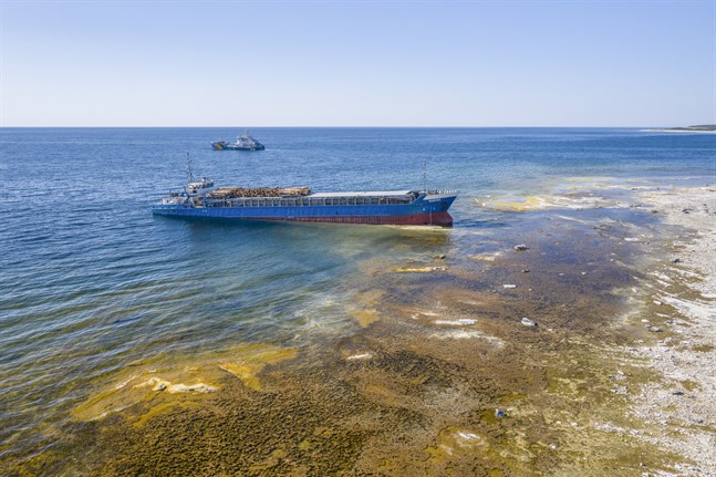 Ett större lastfartyg gick på grund på Fårö på lördagsmorgonen. Det finskflaggade fartyget Ramona tycks ha farit rakt mot ön och upp på en strand.